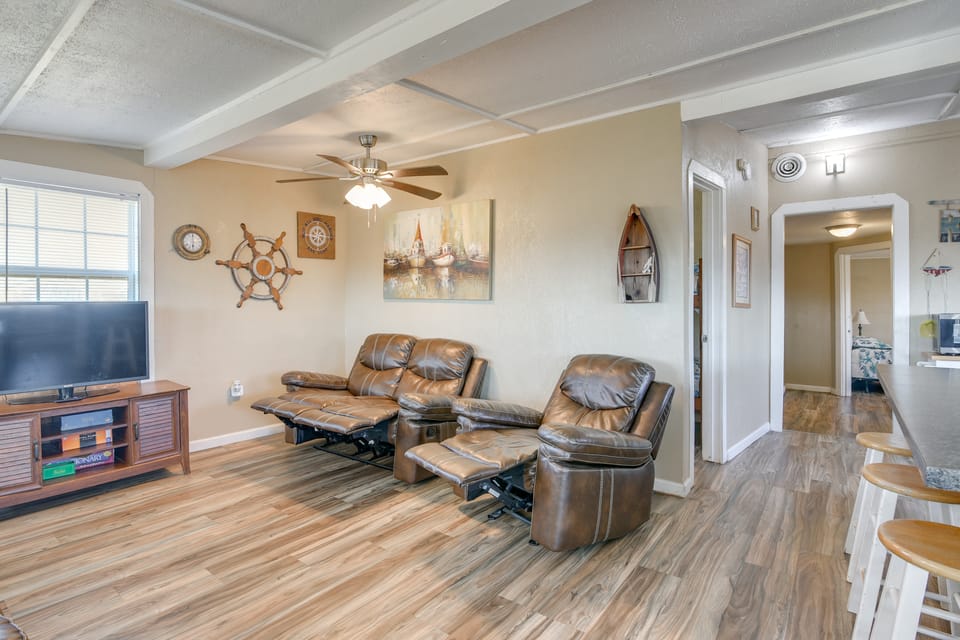 Walk to Shore! Family-Friendly Surfside Beach Gem House in Surfside Beach