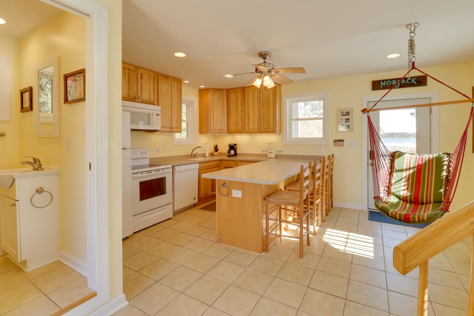 Rooftop Chesapeake Bay Views! Waterfront Retreat Apartment in Virginia