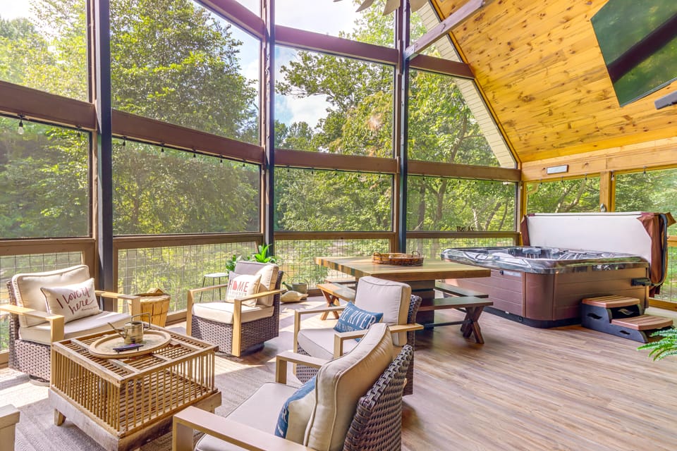 Riverfront, Hot Tub! Coosawattee River Resort Home House in Georgia