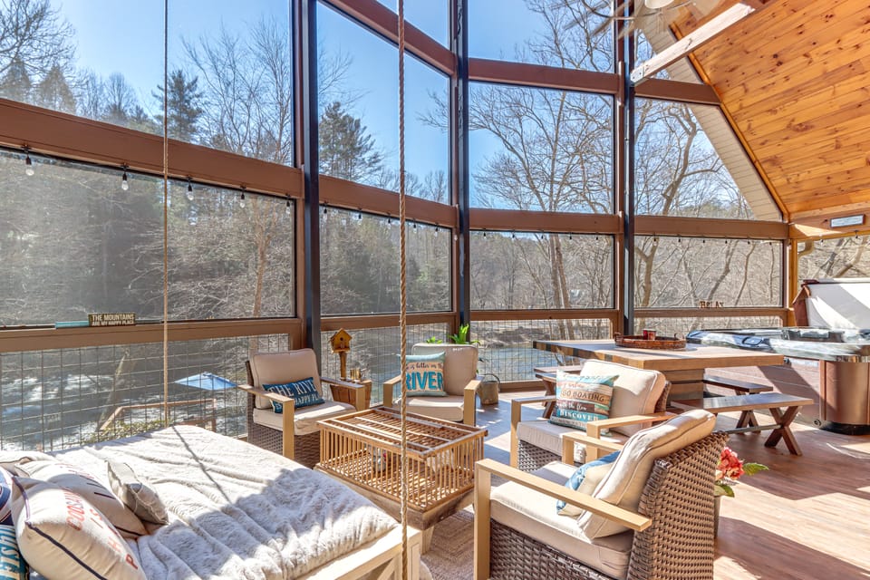 Riverfront, Hot Tub! Coosawattee River Resort Home House in Georgia