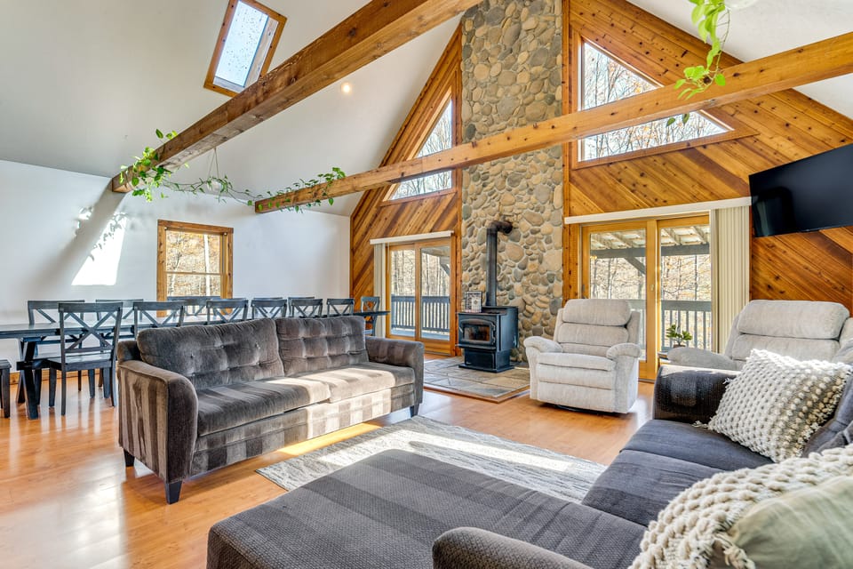 ‘Shady Point Retreat’ w/ Hot Tub & Pickleball! House in Ohio