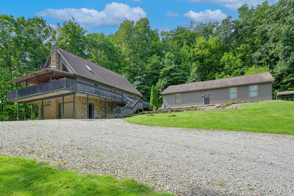 ‘Shady Point Retreat’ w/ Hot Tub & Pickleball! House in Ohio