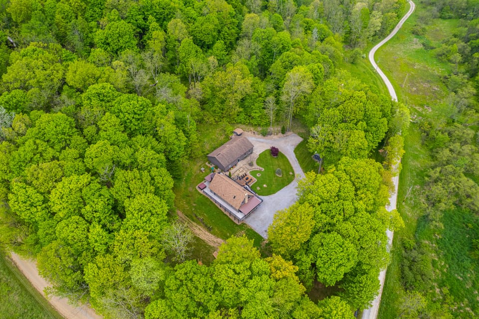 ‘Shady Point Retreat’ w/ Hot Tub & Pickleball! House in Ohio