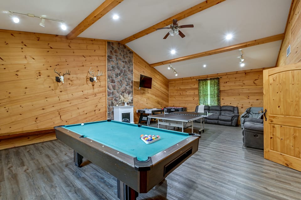 ‘Shady Point Retreat’ w/ Hot Tub & Pickleball! House in Ohio