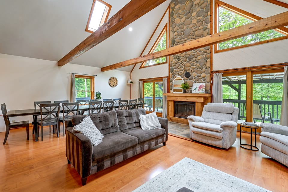 ‘Shady Point Retreat’ w/ Hot Tub & Pickleball! House in Ohio