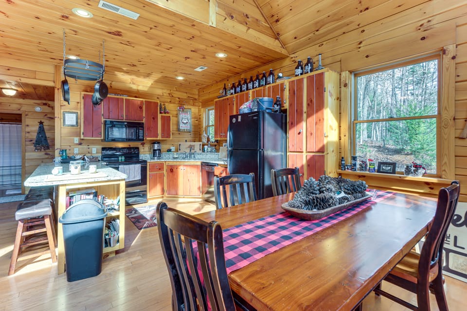 Private Trail & Large Porch! 2-Acre Murphy Retreat House in Tennessee