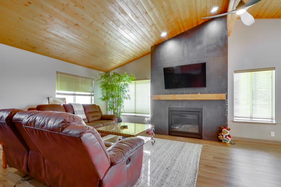 Walk to Cabriolet Lift! 3,600-Sq-Ft Family Home House in Snyderville