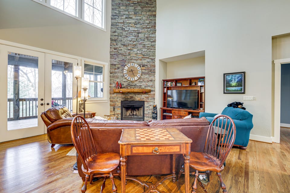 4 Mi to Bear Creek Lake! Serene Escape w/ Deck House in Tennessee