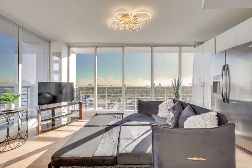 Elegant Condo w/ Stunning Views in Dtwn Hollywood Apartment in Hollywood