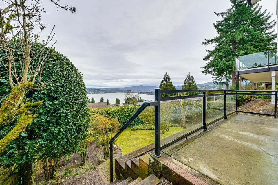 Stunning Lake Sammamish Views! Bellevue Retreat House in Bellevue