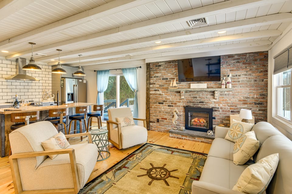 1 Mi to Head's Beach! Nautical Family Retreat House in Jamestown