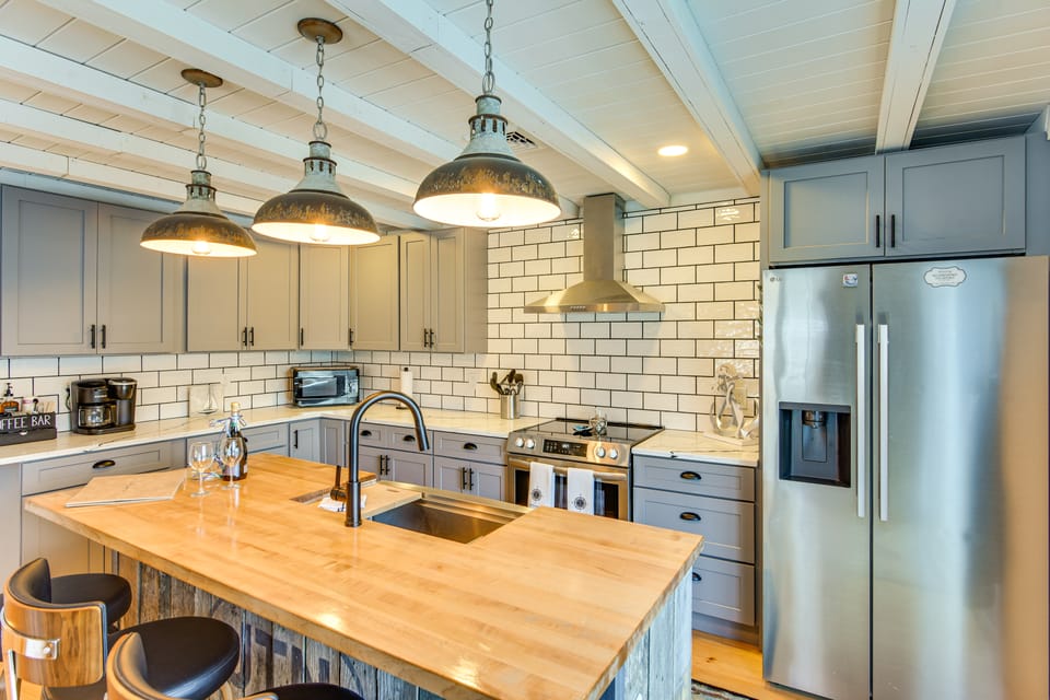 1 Mi to Head's Beach! Nautical Family Retreat House in Jamestown