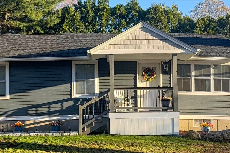 1 Mi to Head's Beach! Nautical Family Retreat House in Jamestown