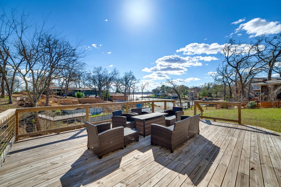 Lakeside Retreat: Large Spacious Home w/ Game Room House in Tool
