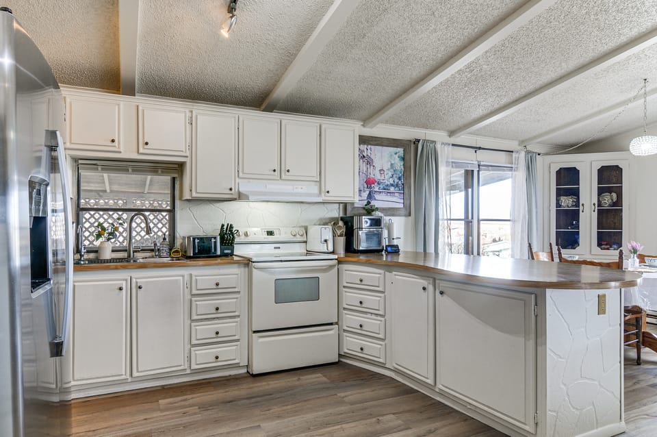 3 Mi to Lake Powell! Desert Escape w/ Valley Views House in Arizona