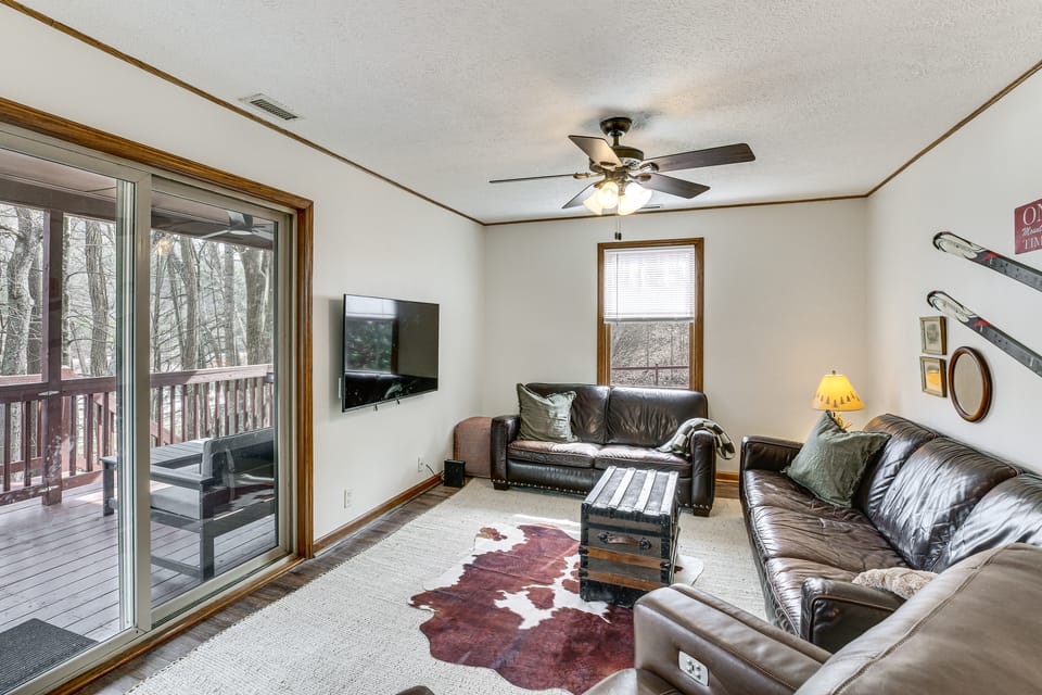 ‘Raley's Retreat’ w/ Hot Tub: 2 Mi to Dtwn Boone! House in Boone