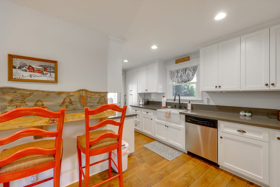 Walk to Lake Arrowhead Village: Bright Gem w/ Deck House in Lake Arrowhead