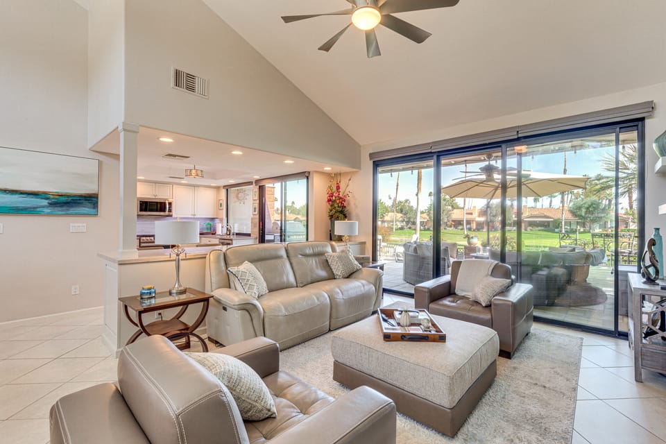 15 Mi to Coachella: Palm Desert Gem w/ Pool Access Apartment in Palm Desert