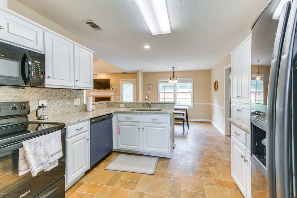6 Mi to Fort Benning: Quiet Home w/ Patio & Yard House in Columbus