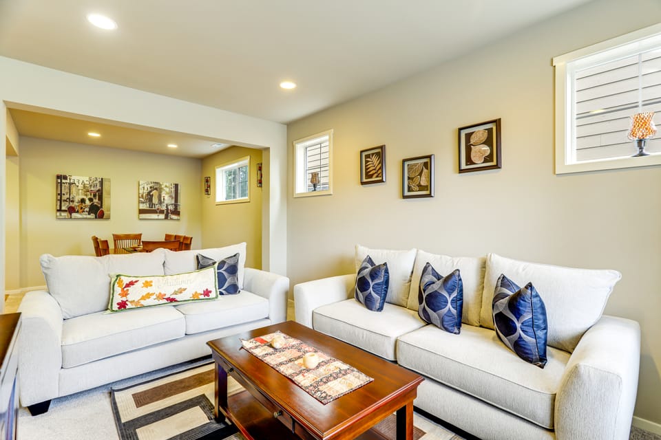 Gateway to Greater Seattle! Spacious, Modern Home House in Bothell