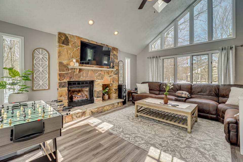Contemporary House in Lakeside Community! Poconos House in Tunkhannock Township