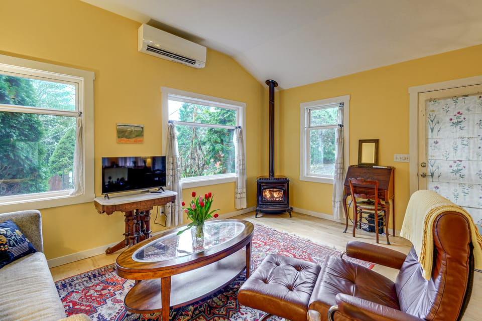 Walk to Irondale Beach Park! Family Haven w/ Yard House in Puget Sound