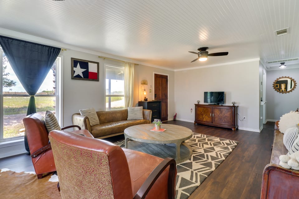 Sweeping Valley Views! 2-Acre Lorena Retreat House in Rio Grande