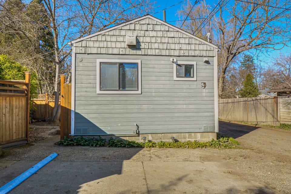 Walk to Dtwn Ashland! Couple's Retreat w/ Yard Apartment in Ashland