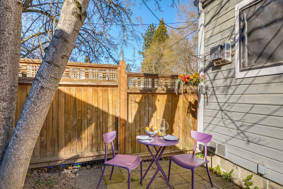 Walk to Dtwn Ashland! Couple's Retreat w/ Yard Apartment in Ashland