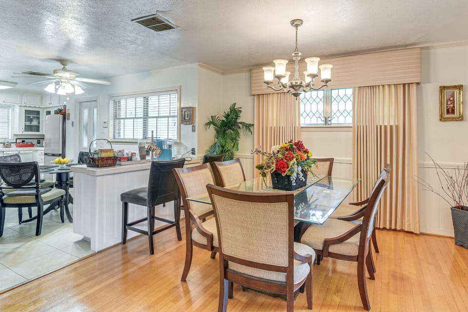 Shop, Dine & Explore: Home 3 Mi to NRG Stadium House in Houston
