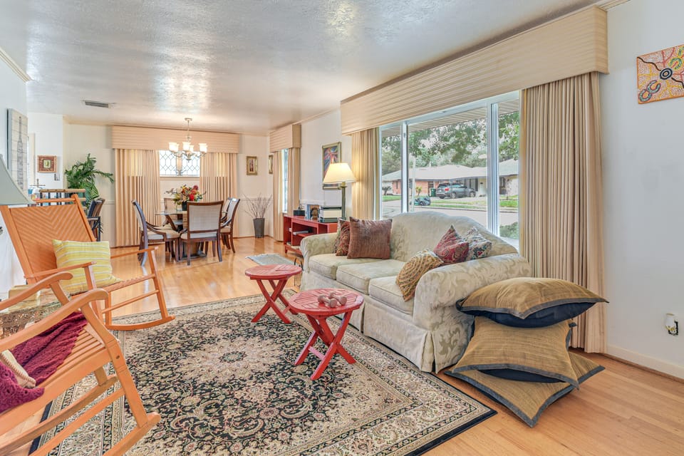 Shop, Dine & Explore: Home 3 Mi to NRG Stadium House in Houston