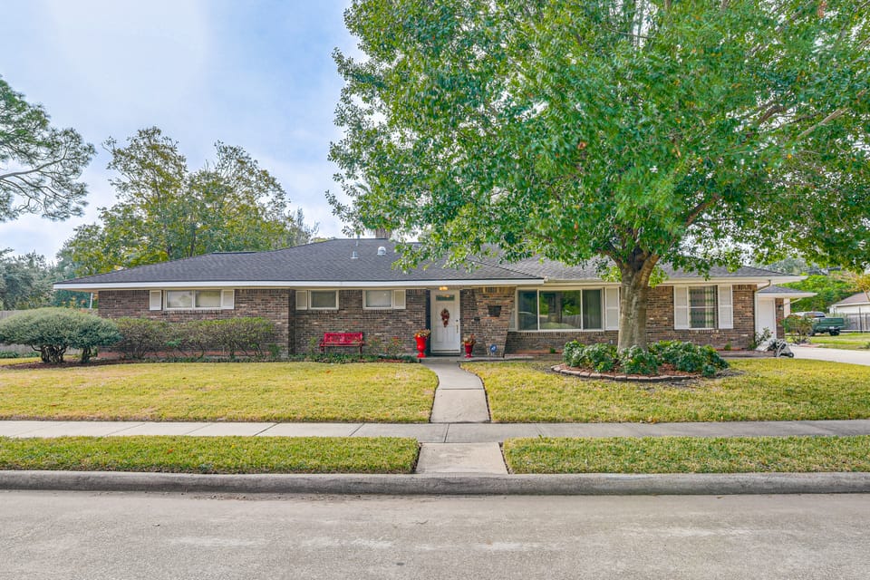 Shop, Dine & Explore: Home 3 Mi to NRG Stadium House in Houston