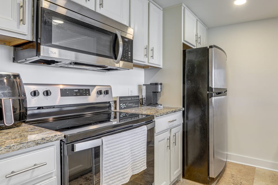 Balcony + Community Perks: Modern Atlanta Condo! Apartment in Atlanta