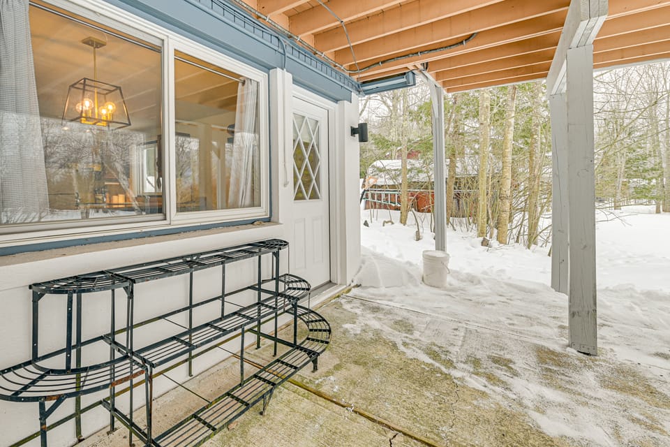 3 Mi to Windham Mountain: Pet-Friendly Apt w/ Yard Apartment in Capital District, NY, USA