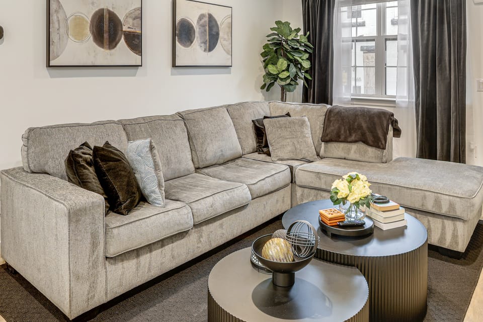 Rooftop Deck! Stay By The Met & Lincoln Financial Apartment in Philadelphia