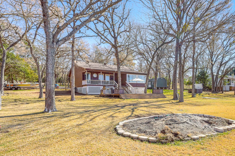 Hot Tub + Deck: Waterfront Lake Limestone Escape! House in Texas