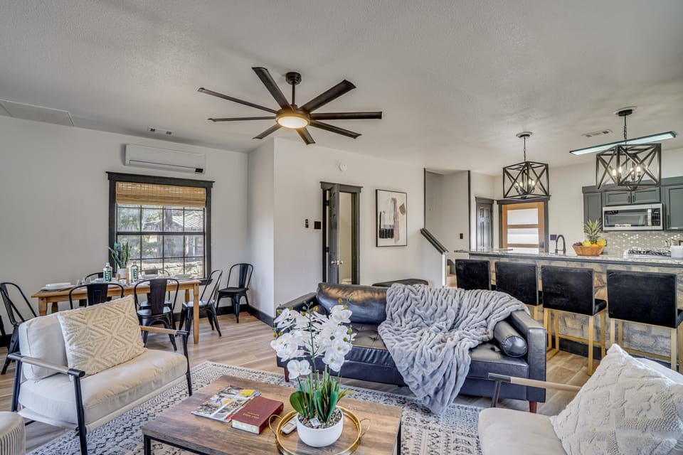 Pool Access, Walk to Water! Possum Kingdom Cabin House in Possum Kingdom Lake