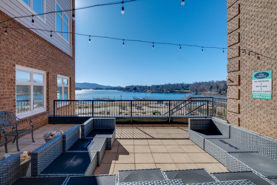 Surfboard-Themed Huddleston Studio w/ Beach Access Apartment in Smith Mountain Lake