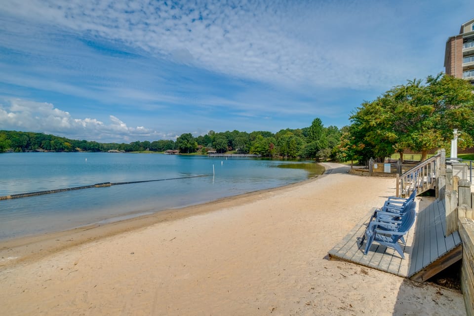 Surfboard-Themed Huddleston Studio w/ Beach Access Apartment in Smith Mountain Lake