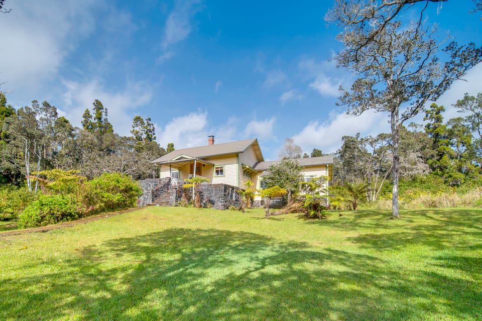 Lush Island Oasis Near Volcanoes National Park House in Volcano