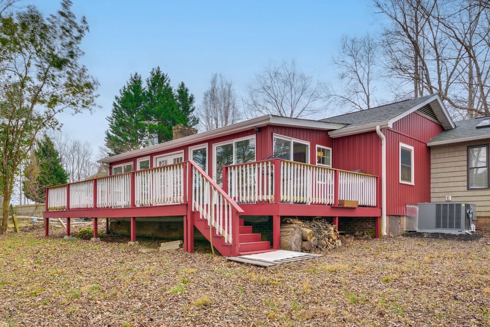 Tranquil Lakefront Home w/ Sunroom in Burlington House in North Carolina