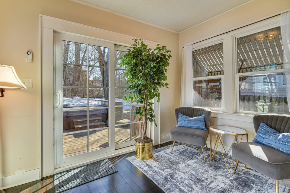 Walk to Fox River Grove Train Station + Hot Tub! House in Fox River Grove