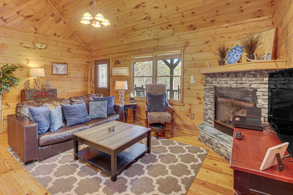 Hot Tub + Mtn Views: Peaceful Blue Ridge Retreat! House in Georgia