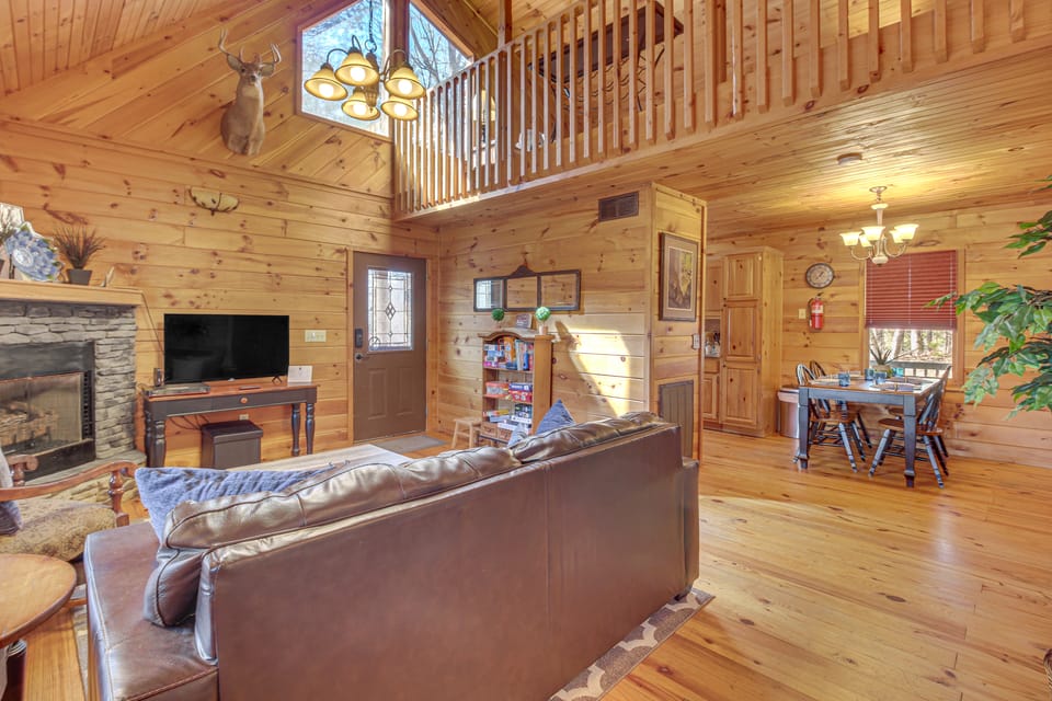 Hot Tub + Mtn Views: Peaceful Blue Ridge Retreat! House in Georgia