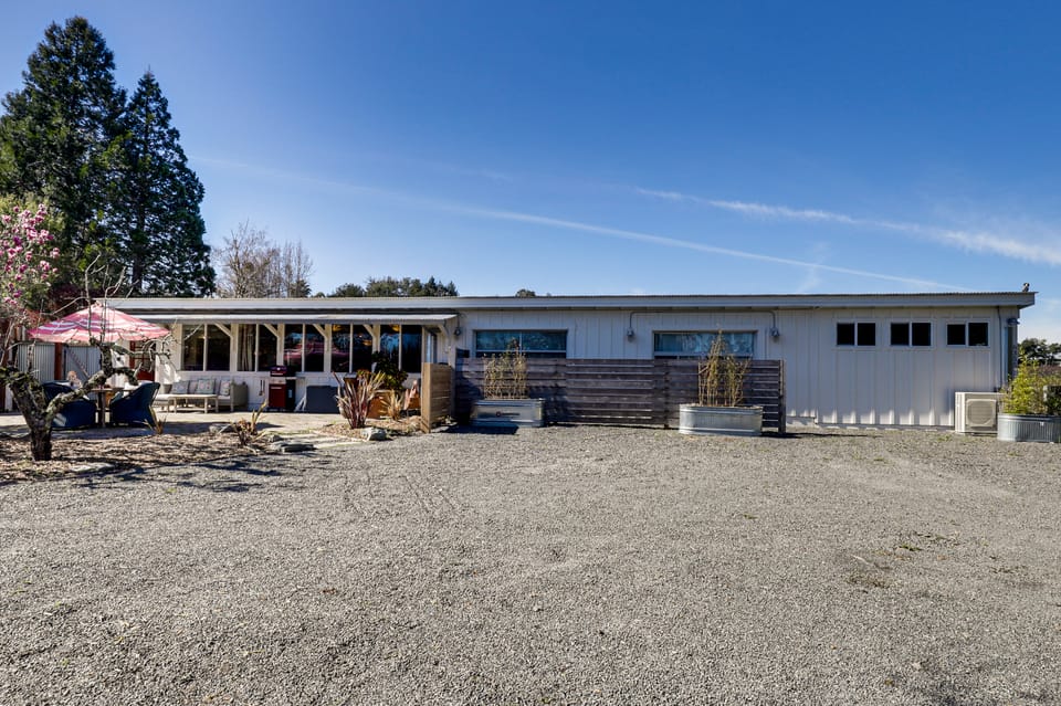 'Red Barn Guest Cottage' Wine Country Escape Apartment in Forestville