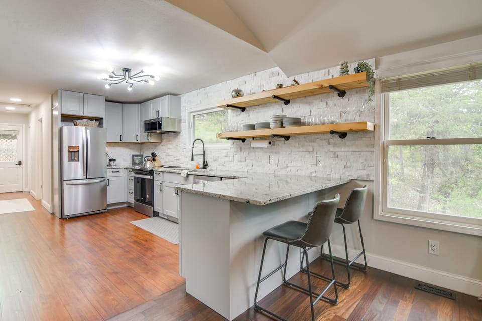 Steps to Table Rock Lake! Family Escape w/ 2 Decks House in Indian Point