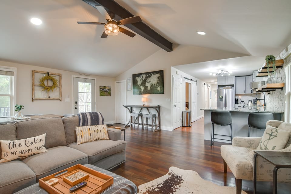 Steps to Table Rock Lake! Family Escape w/ 2 Decks House in Indian Point