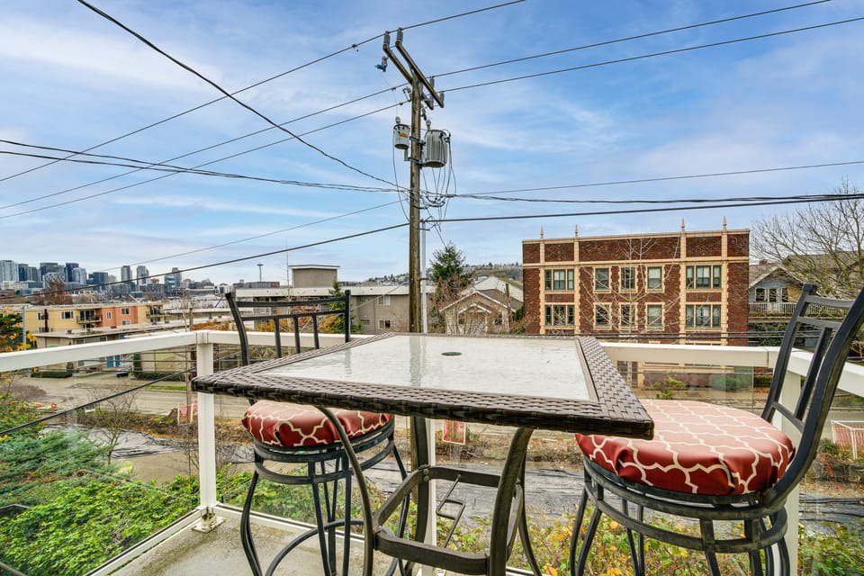 4 Mi to Lumen Field! Centrally Located Townhome Apartment in Lake Union