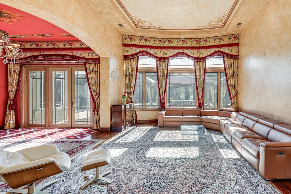 Pool, Peacocks & Views! Lavish Retreat in Gilroy House in San Francisco Bay Area