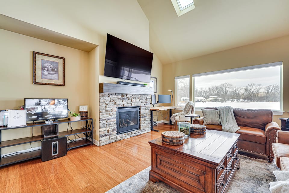 Lakefront Escape w/ Deck: 10 Mi to Ann Arbor! House in Michigan